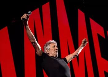 Roger Waters actúa en el Barclays Arena de Hamburgo, Alemania, el 7 de mayo de 2023, para dar comienzo a su gira 'This Is Not A Drill' por Alemania. (Daniel Bockwoldt/dpa vía AP)