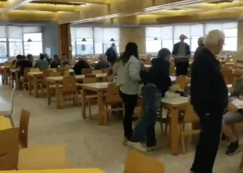 El comedor comunal del kibutz Be'eri abre por primera vez desde la masacre del 7 de octubre, 20 de noviembre de 2023 (Captura de pantalla, utilizada de conformidad con la cláusula 27a de la ley de derechos de autor).