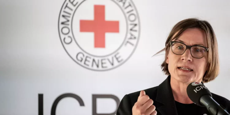 La presidenta del Comité Internacional de la Cruz Roja (CICR), Mirjana Spoljaric Egger, pronuncia unas palabras durante una rueda de prensa en Avully, cerca de Ginebra, el 7 de junio de 2023. (Fabrice COFFRINI / AFP)