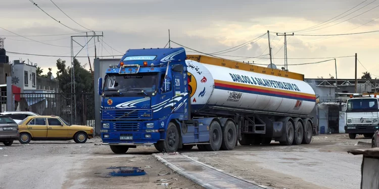 Israel permite entrada de 2 camiones de combustible al día a Gaza