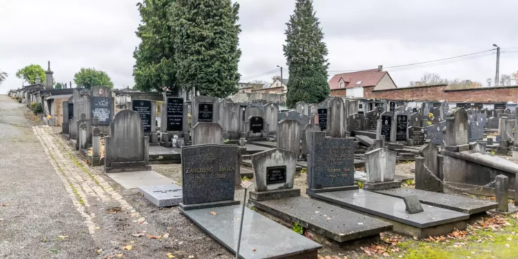 85 tumbas judías vandalizadas en un cementerio belga
