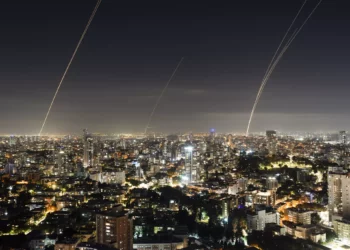 El sistema de defensa aérea israelí Cúpula de Hierro dispara para interceptar un cohete lanzado desde la Franja de Gaza, en el centro de Israel, el domingo 5 de noviembre de 2023. (AP Photo/Oded Balilty)