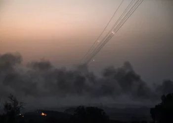 Una imagen tomada desde la ciudad de Sderot, en el sur de Israel, muestra cohetes disparados desde Gaza hacia Israel mientras sale humo de los ataques israelíes el 28 de octubre de 2023. (Aris Messinis/AFP)