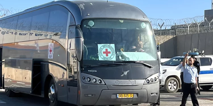 Cruz Roja en la prisión de Ofer para recibir a 39 islamistas