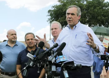 El senador estadounidense Jeff Merkley, (derecha), de Oregón, habla con los medios junto con el senador estadounidense Chris Van Hollen, centro, demócrata de Maryland, el representante estadounidense David Cicilline, demócrata de Rhode Island, y el representante estadounidense Mark Pocan, demócrata de Wisconsin, frente al Centro de Procesamiento Centralizado del Sector del Valle del Río Grande de la Oficina de Aduanas y Protección Fronteriza de Estados Unidos en McAllen, Texas, 17 de junio de 2018. (Joel Martínez/The Monitor vía AP/Archivo)