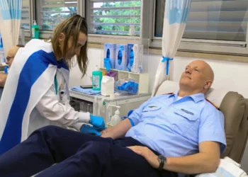 Jefe de Fuerzas Aéreas alemanas dona sangre en hospital israelí