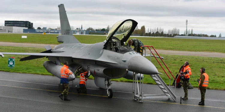 Llegan F-16 holandeses a base aérea Rumana para uso ucraniano