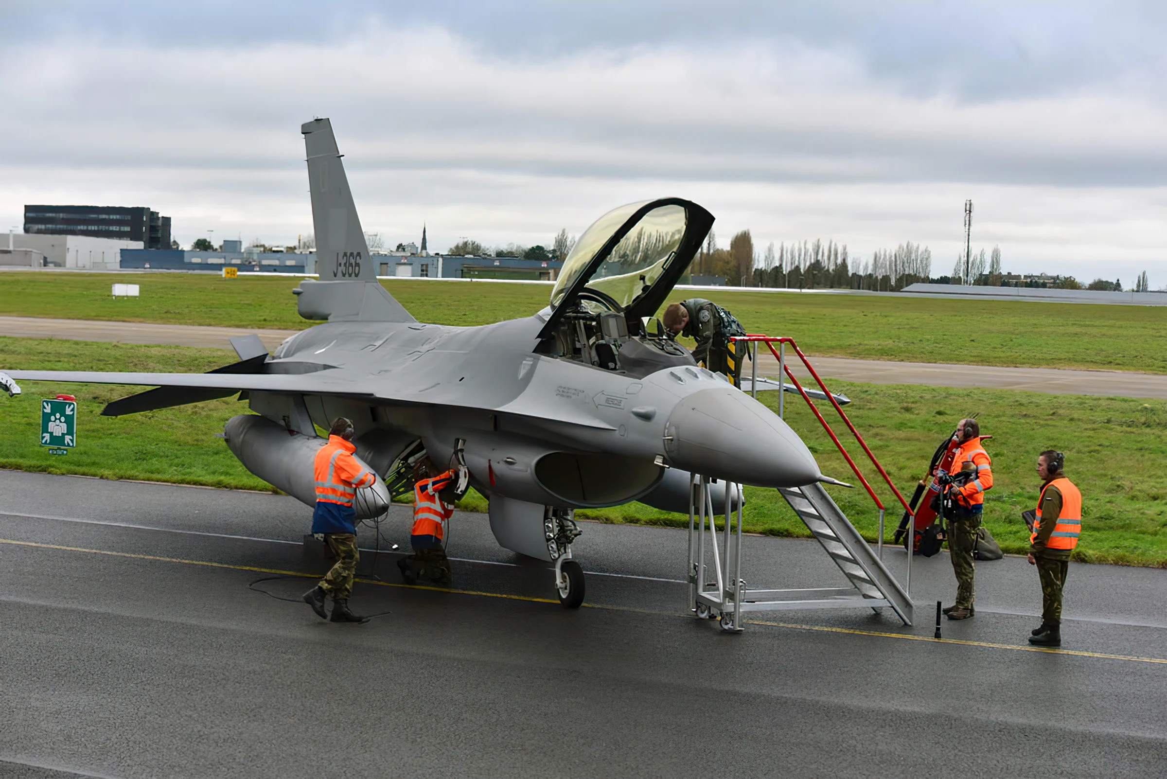 Llegan F-16 holandeses a base aérea Rumana para uso ucraniano