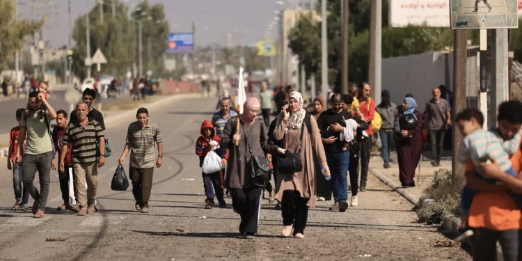 Miles de gazatíes utilizan el corredor para desplazarse al sur