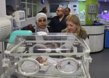 Catherine Russell, directora ejecutiva de UNICEF, visita el Hospital Nasser en Khan Younis, Gaza, el 14 de noviembre de 2023. (UNICEF/ UNI470988)
