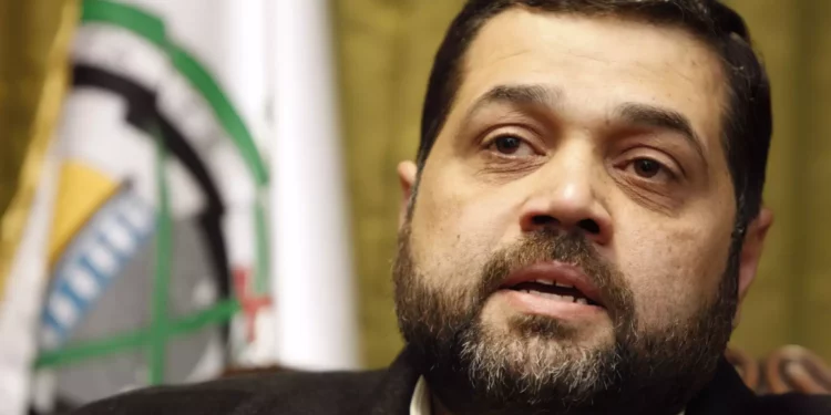 Osama Hamdan, un alto cargo de Hamás, ha indicado en una entrevista con la cadena pro-Hezbolá Al-Mayadeen, que se están realizando esfuerzos para “resolver los problemas” que llevaron a Hamás a anunciar un retraso en la liberación de los rehenes. Hamdan, que se encuentra en Líbano, mencionó que se han producido violaciones tanto ayer como hoy, aunque no especificó detalles. No está claro qué nivel de influencia tiene Hamdan sobre las decisiones de Hamás, ya que se cree que la mayoría de las decisiones del grupo terrorista desde el inicio de la guerra son tomadas por sus líderes en Gaza. Por otro lado, el sitio de noticias Walla, citando a una fuente familiarizada con la situación, informa que Qatar sigue intentando mediar en la crisis. A pesar del retraso en la liberación de los rehenes, el acuerdo de tregua entre Israel y Hamás aún no se ha roto.