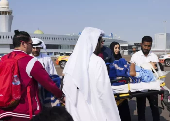 Llega a EAU el primer avión con niños palestinos heridos en Gaza