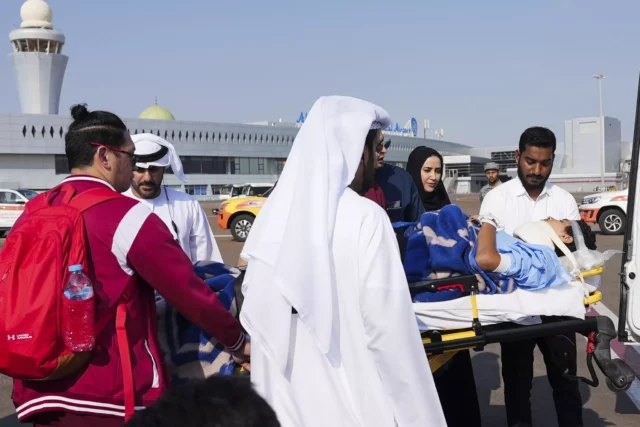 Llega a EAU el primer avión con niños palestinos heridos en Gaza