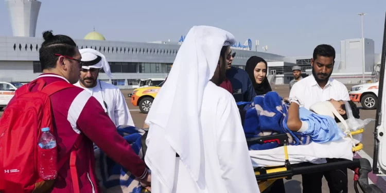 Llega a EAU el primer avión con niños palestinos heridos en Gaza