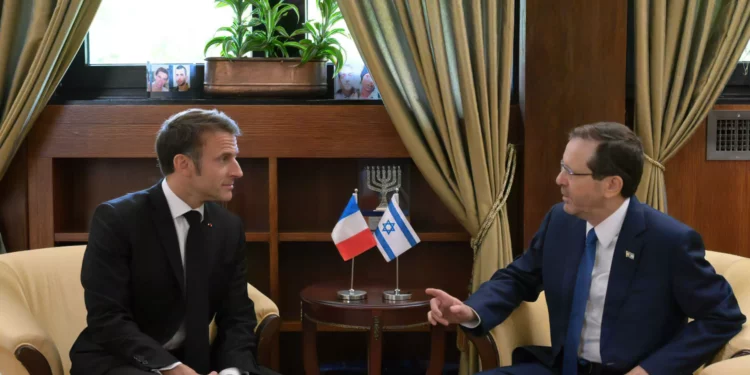 Macron llama y dice que no quiso acusar a Israel de atacar a civiles