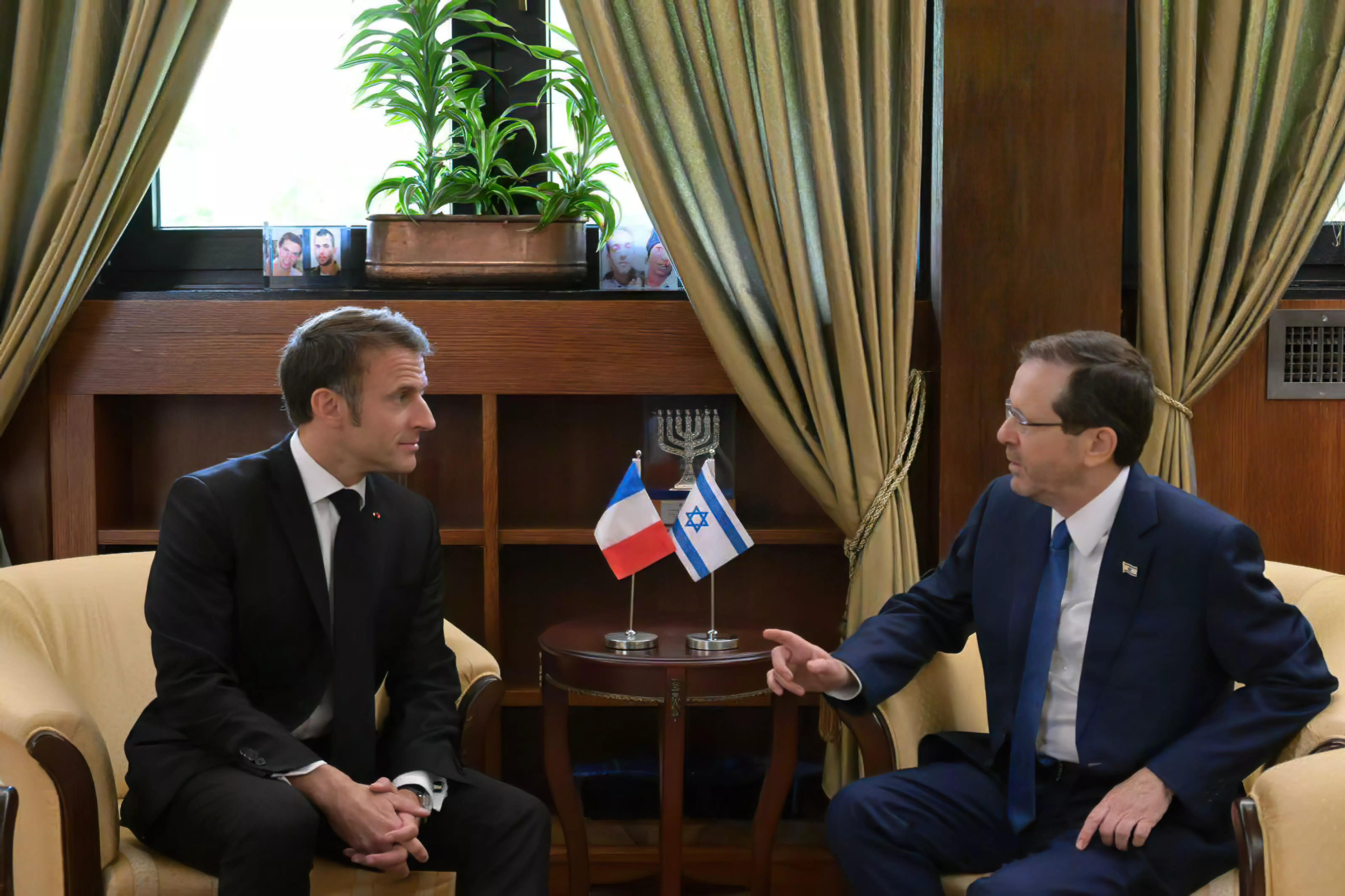 Macron llama y dice que no quiso acusar a Israel de atacar a civiles