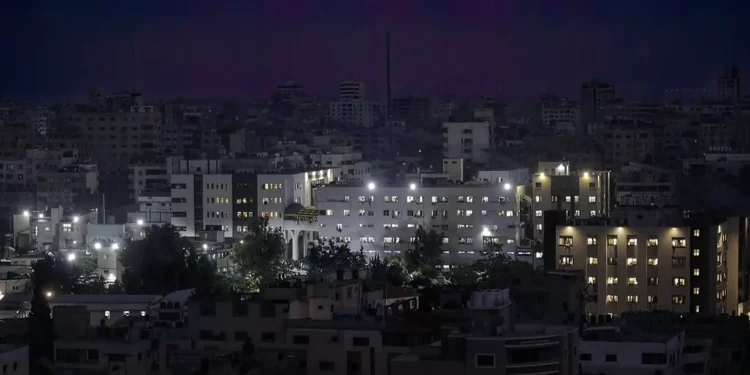 Hamás: Tropas de las FDI dentro en edificios del hospital Al-Shifa