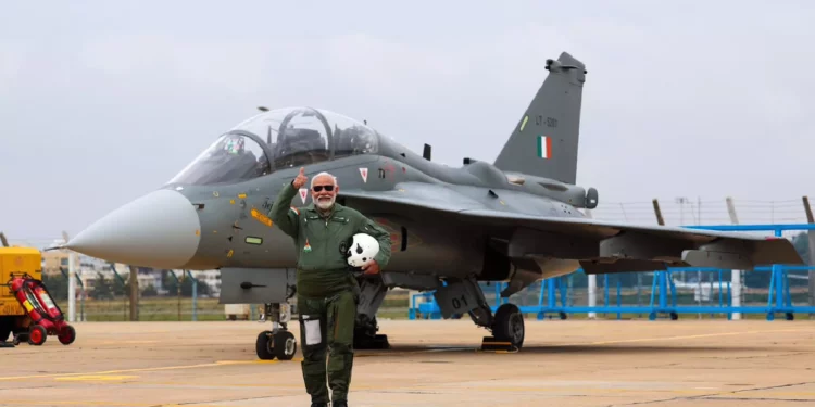 Narendra Modi sube al caza LCA Tejas en un vuelo histórico