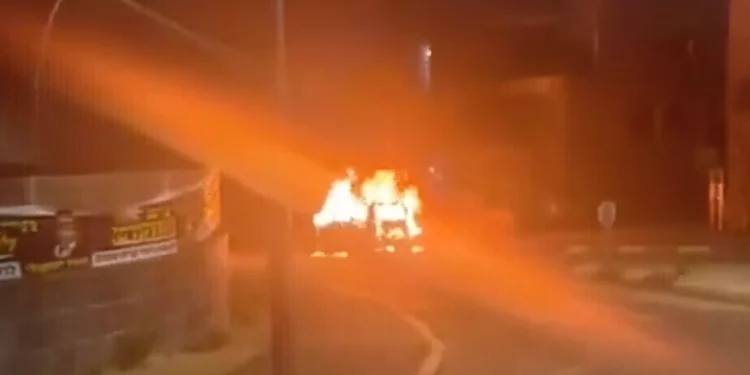 Cohete del Líbano en Kiryat Shmona incendia un coche