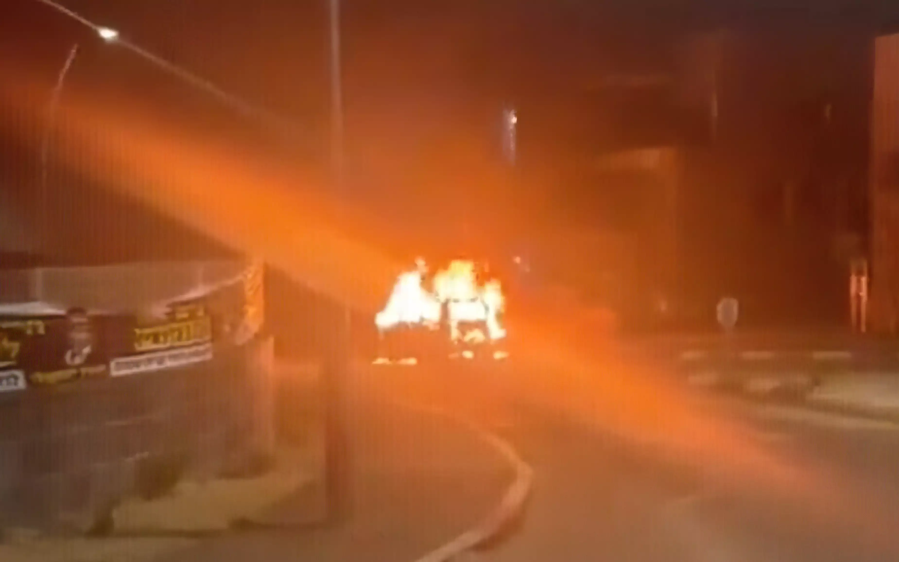 Cohete del Líbano en Kiryat Shmona incendia un coche