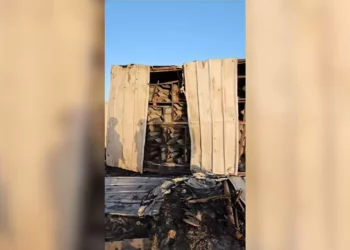 Lanzacohetes en contenedor en la costa de Gaza cerca a vivienda