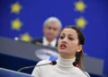Sira Rego se dirige al Parlamento Europeo durante una sesión plenaria para elegir a su nuevo presidente en Estrasburgo el 18 de enero de 2022. (PATRICK HERTZOG / AFP)