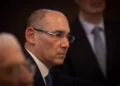El gobernador del Banco de Israel, Amir Yaron, llega a una reunión del gabinete sobre el presupuesto estatal en la Oficina del Primer Ministro en Jerusalén, 23 de febrero de 2023. (Alex Kolomoisky/Pool)