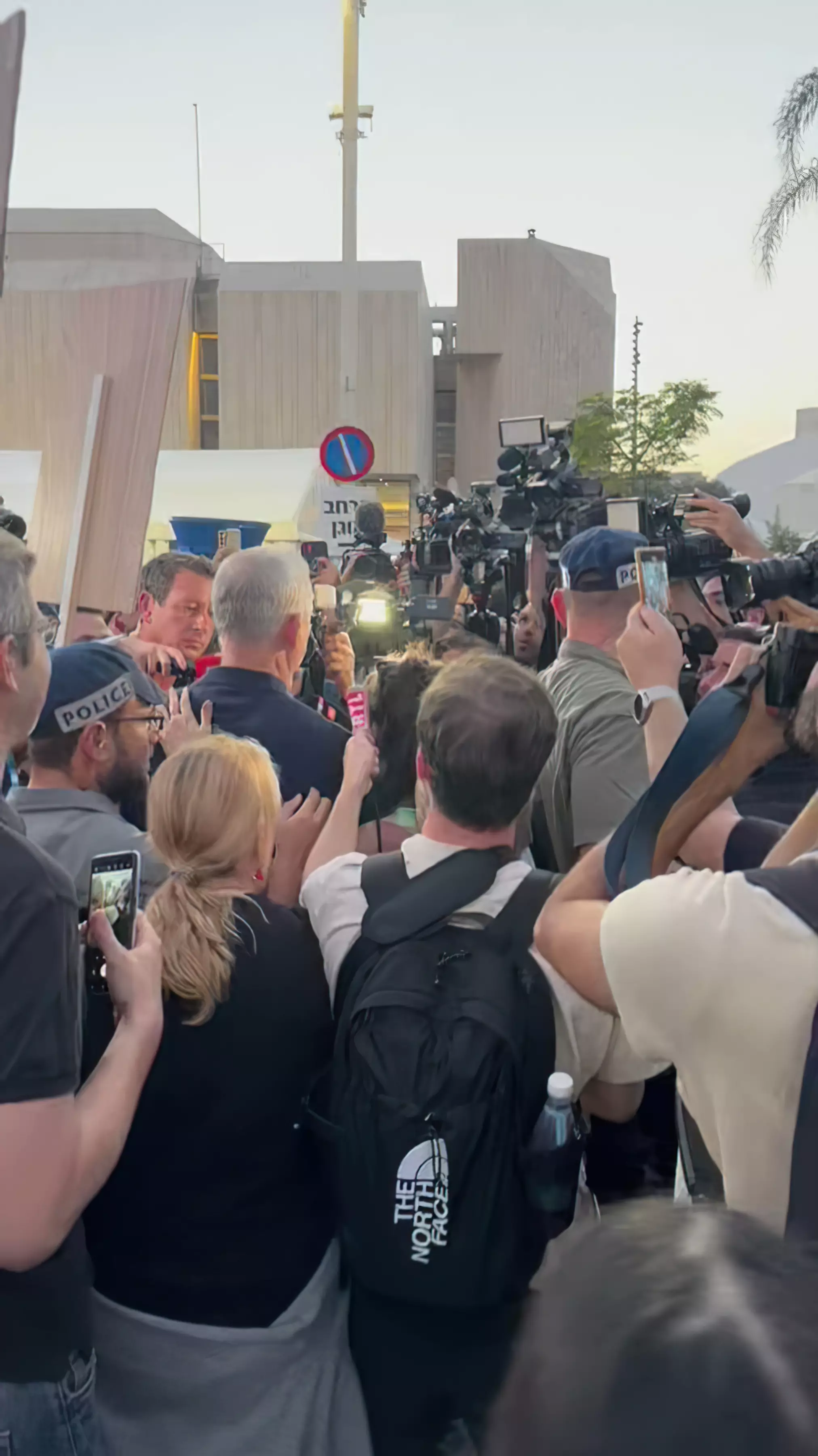 El presidente de la Unidad Nacional, Benny Gantz, en la Plaza de los Rehenes de Tel Aviv el 24 de noviembre de 2023. (Captura de pantalla/X)