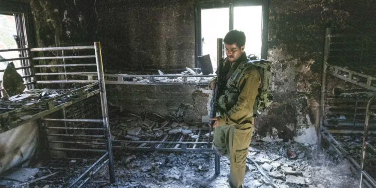 Soldado israelí en medio de la destrucción causada por terroristas de Hamás en el kibutz Nir Oz el 7 de octubre de 2023, cerca de la frontera entre Israel y Gaza, en el sur de Israel, 30 de octubre de 2023. (Crédito de la foto: Chaim Goldberg/Flash90)