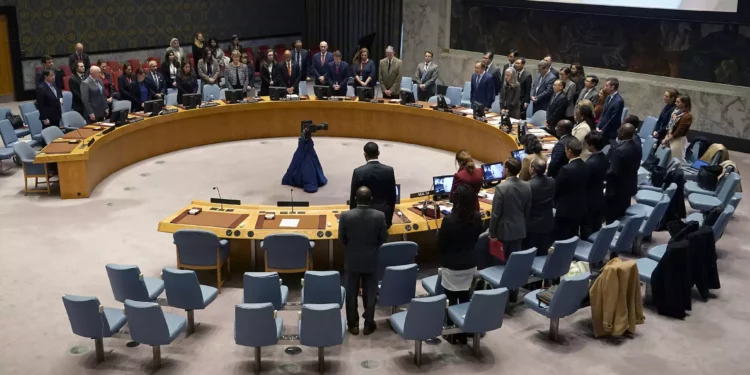 Archivo: El Consejo de Seguridad de la ONU guarda un minuto de silencio antes de reunirse para tratar la guerra entre Israel y Hamás, en la sede de la ONU en Nueva York, el 10 de noviembre de 2023. (TIMOTHY A. CLARY / AFP)