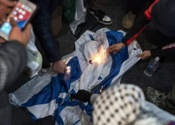 Pro palestinos queman en Nueva York una bandera israelí