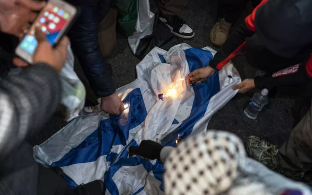 Pro palestinos queman en Nueva York una bandera israelí