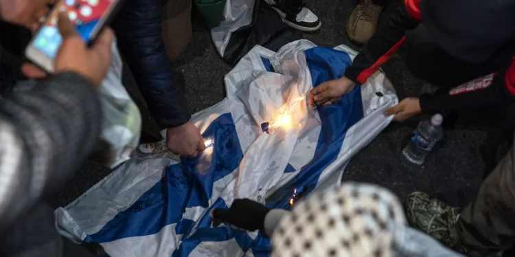 Pro palestinos queman en Nueva York una bandera israelí
