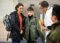 Eitan Yahalomi, de 12 años, con su madre en el hospital de Ichilov el 27 de noviembre de 2023 tras ser liberado por Hamás en un acuerdo de tregua. (FDI)