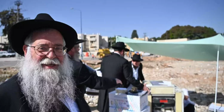 Rabinos imprimen escrituras judías en escena de ataque en Sderot
