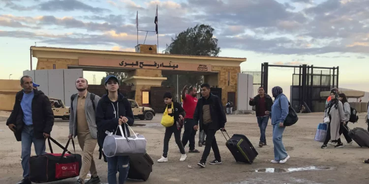 644 personas salieron hoy de Gaza por el paso de Rafah
