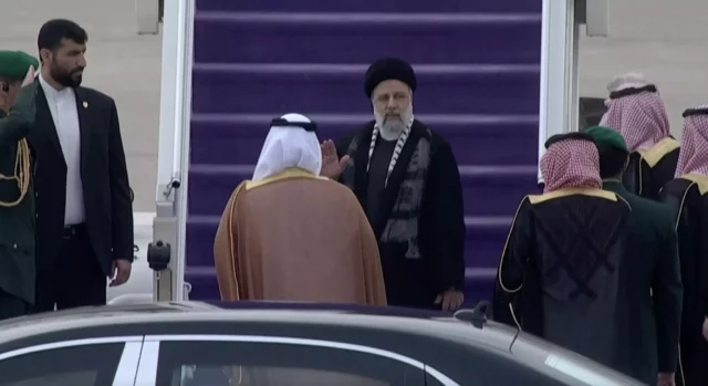 Raisi de Irán llega a Arabia Saudí con un keffiyeh