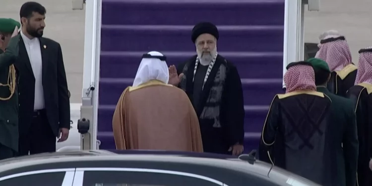 Raisi de Irán llega a Arabia Saudí con un keffiyeh