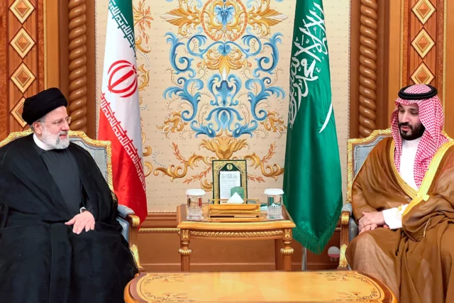 MBS de Arabia Saudí y Raisi de Irán se reúnen por primera vez