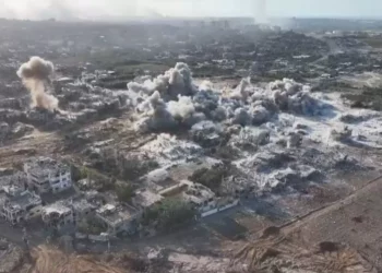 El humo se eleva por encima de un complejo subterráneo mientras las FDI vuelan una red de túneles en Beit Hanoun, en el norte de Gaza, en imágenes difundidas el 19 de noviembre de 2023. (Captura de pantalla de Kan TV, utilizada de conformidad con la cláusula 27a de la ley de derechos de autor).