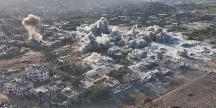 El humo se eleva por encima de un complejo subterráneo mientras las FDI vuelan una red de túneles en Beit Hanoun, en el norte de Gaza, en imágenes difundidas el 19 de noviembre de 2023. (Captura de pantalla de Kan TV, utilizada de conformidad con la cláusula 27a de la ley de derechos de autor).