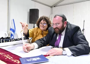 Escritura de un rollo de la Torá unifica a los judíos en Israel