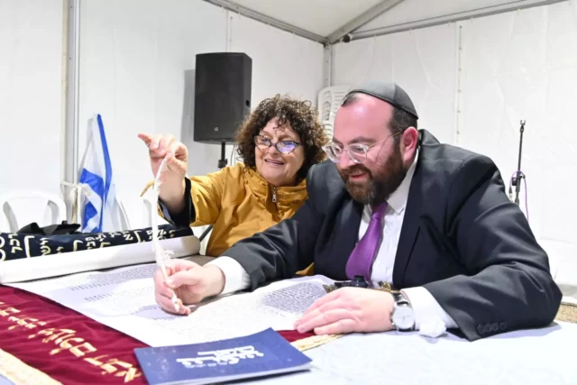 Escritura de un rollo de la Torá unifica a los judíos en Israel