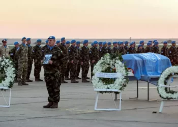Miembros de las fuerzas de paz de la FPNUL asisten a la ceremonia de repatriación del soldado irlandés Sean Rooney, asesinado en una patrulla de la ONU, en el aeropuerto internacional de Beirut, Líbano, el 18 de diciembre de 2022. (Anwar Amro/AFP)
