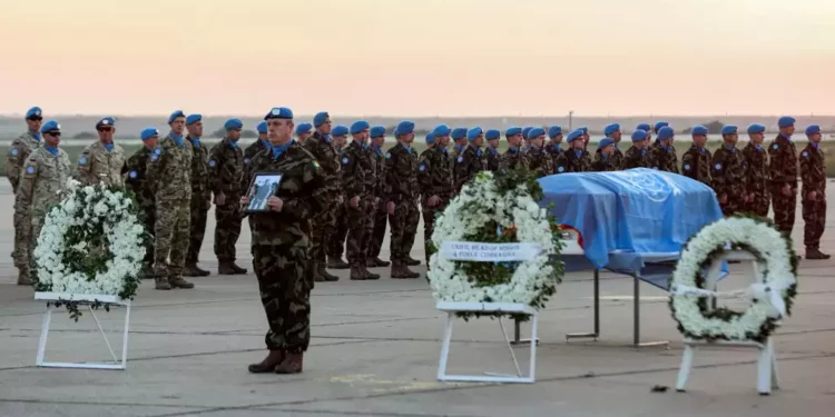 Miembros de las fuerzas de paz de la FPNUL asisten a la ceremonia de repatriación del soldado irlandés Sean Rooney, asesinado en una patrulla de la ONU, en el aeropuerto internacional de Beirut, Líbano, el 18 de diciembre de 2022. (Anwar Amro/AFP)