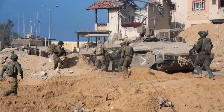Tropas israelíes luchan contra Hamás cerca de hospital Al-Shifa