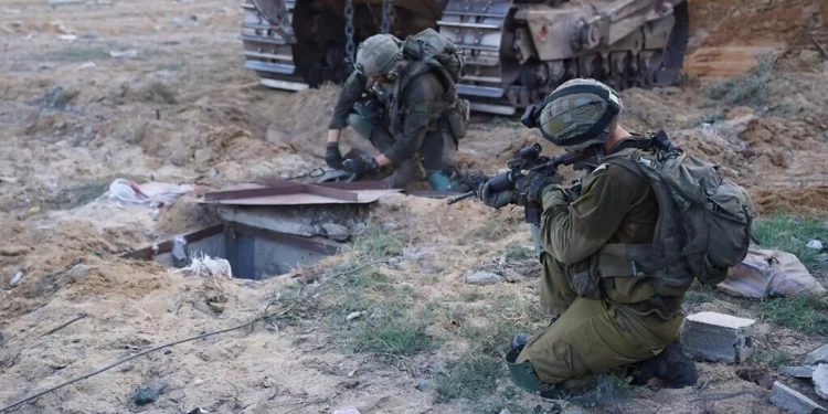 Soldados vigilan la entrada a un túnel de Hamás en la Franja de Gaza, en una foto de distribución publicada el 9 de noviembre de 2023. (Fuerzas de Defensa de Israel)