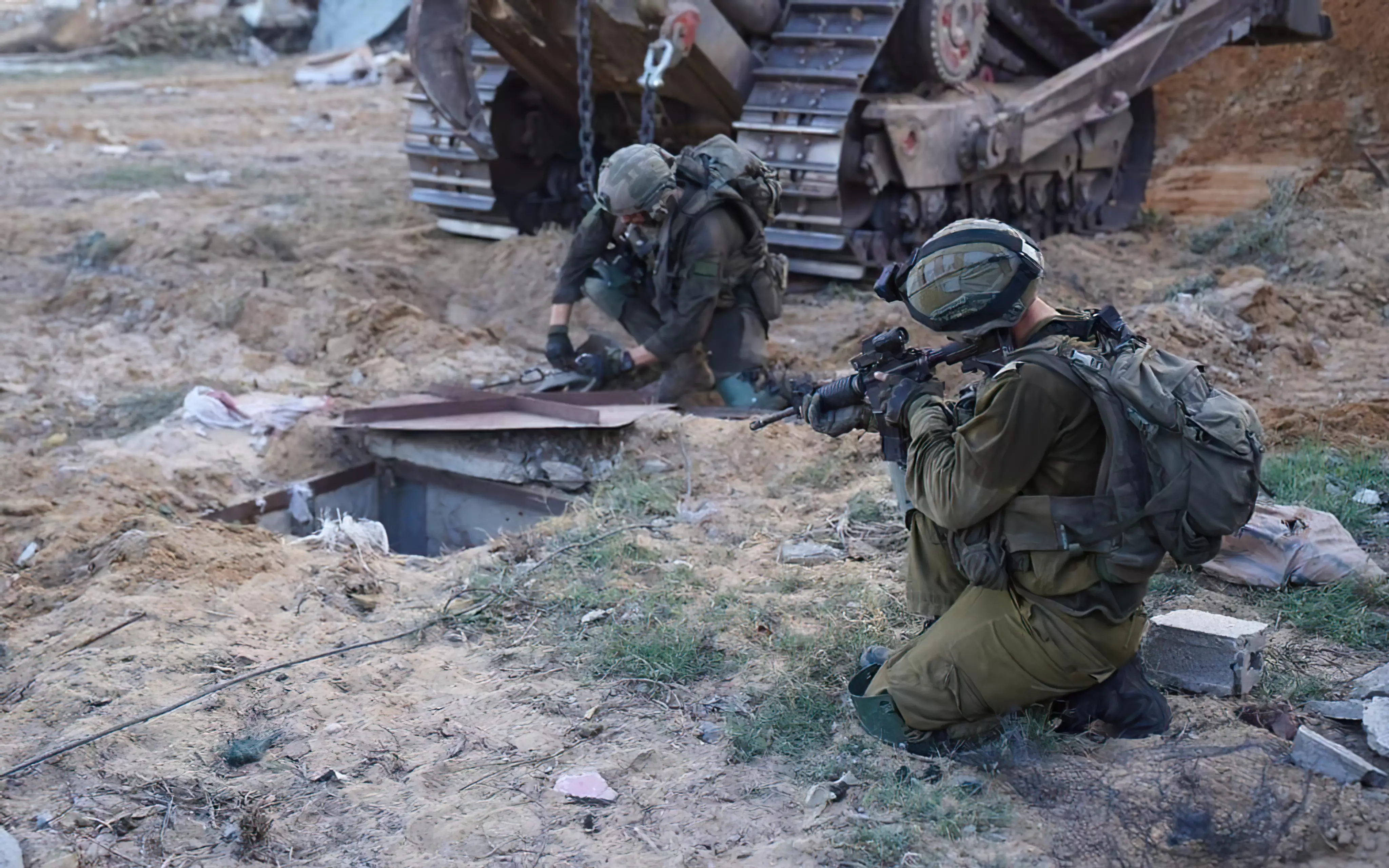 Soldados vigilan la entrada a un túnel de Hamás en la Franja de Gaza, en una foto de distribución publicada el 9 de noviembre de 2023. (Fuerzas de Defensa de Israel)