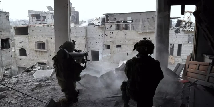 Tropas de las FDI operan en la Franja de Gaza, en una imagen publicada por el ejército el 16 de noviembre de 2023. (Fuerzas de Defensa de Israel)