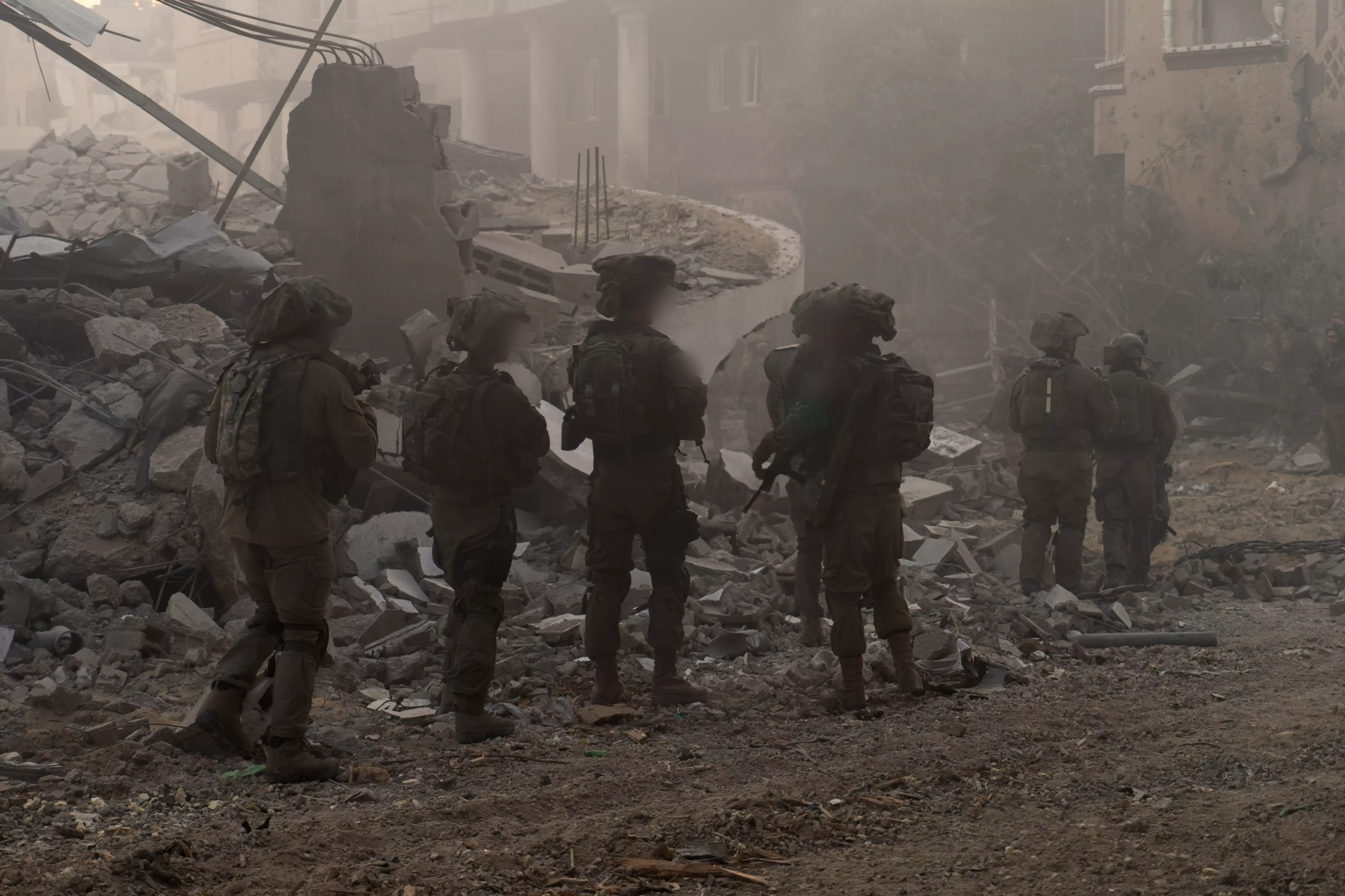 Fuerzas terrestres de las FDI operan en el norte de la Franja de Gaza, en esta foto cedida para su publicación el 6 de noviembre de 2023. (Fuerzas de Defensa de Israel)